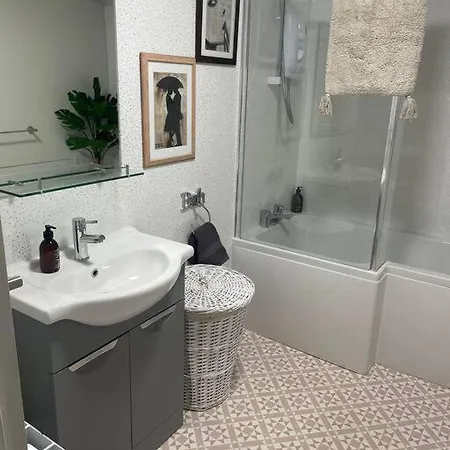 Flamingo - Two-bed With Seaview , Great Location Διαμέρισμα